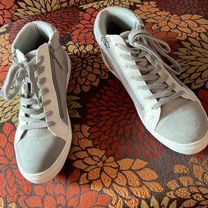Fashionable Hi Top Sneaker/Shoe